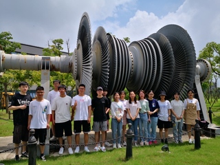 学生参观600MW汽轮机低压转子