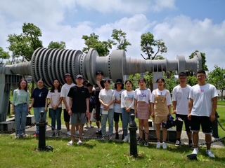 学生参观600MW汽轮机高压转子